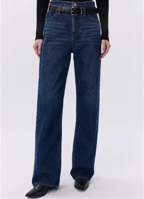 quần denim cao và chân thẳng.
