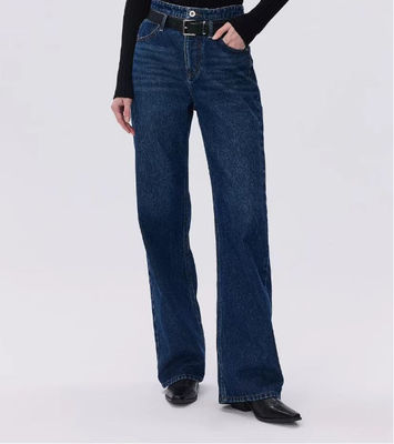 quần denim cao và chân thẳng.
