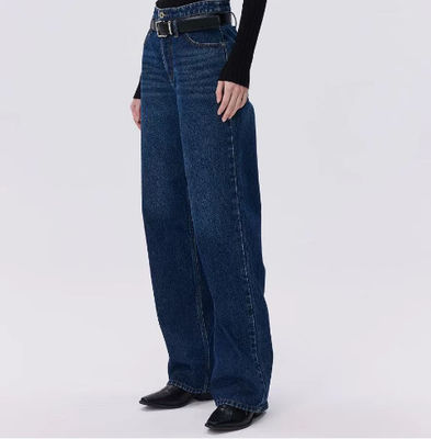 quần denim cao và chân thẳng.