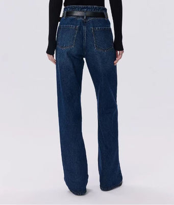 quần denim cao và chân thẳng.