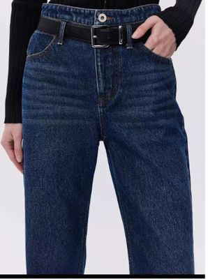 quần denim cao và chân thẳng.