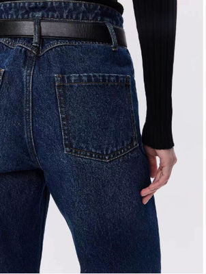 quần denim cao và chân thẳng.