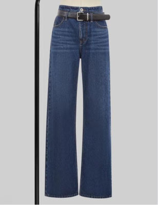 quần denim cao và chân thẳng.