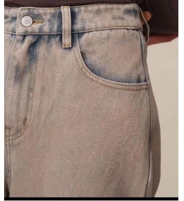 Quần quần denim cao và chân thẳng