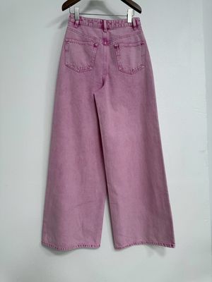 Thiết kế đôi chân rộng màu hồng quần jean cho hiệu ứng kéo dài chân