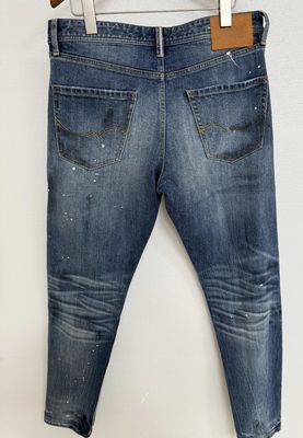 Giặt nặng và vintage mờ kết thúc denim đáy cho một cảm giác hoài niệm