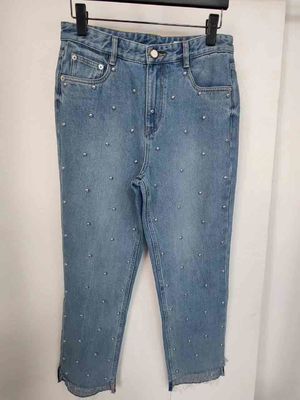 Ngôi sao giống như studs trên chân Denim đáy cho một độc đáo, nhìn nổi bật
