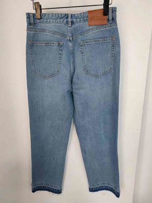 Ngôi sao giống như studs trên chân Denim đáy cho một độc đáo, nhìn nổi bật