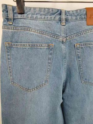 Ngôi sao giống như studs trên chân Denim đáy cho một độc đáo, nhìn nổi bật