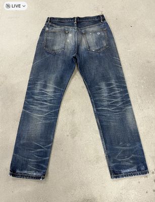 Classic Dark Wash Straight Leg Jeans với râu và mờ dần cho một cái nhìn cổ điển