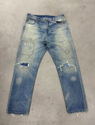 Giặt nhẹ đáy denim với nặng đau khổ cho một cái nhìn vintage gồ ghề