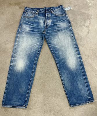 Mở sạch nhẹ kết thúc denim đáy với tinh tế mờ và râu cho một cái nhìn cổ điển