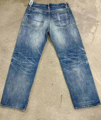 Mở sạch nhẹ kết thúc denim đáy với tinh tế mờ và râu cho một cái nhìn cổ điển