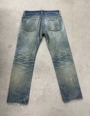 Đeo quần jean nhẹ với màu mờ nặng và râu cho một cái nhìn vintage cứng