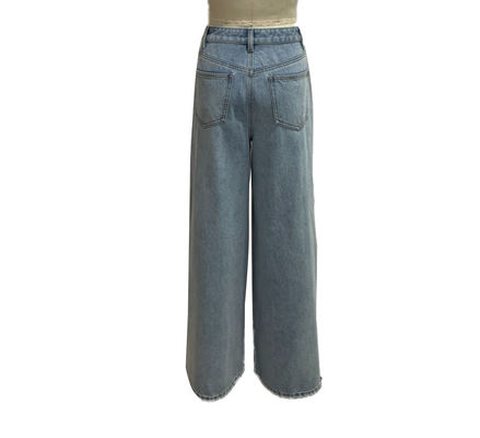 Jeans denim đùi cao làm tăng đường thắt lưng cho một hình bóng ngọt ngào