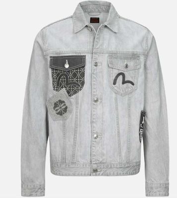 Jacket denim màu xám nhạt được rửa cho một cái nhìn hiện đại và linh hoạt