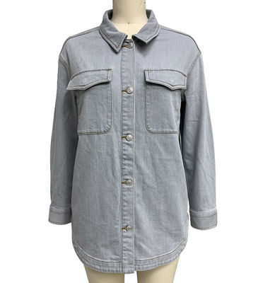 Chiếc áo denim kích thước lớn cho một phong cách thư giãn và dễ dàng