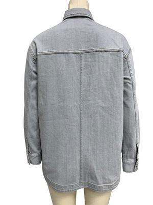 Chiếc áo denim kích thước lớn cho một phong cách thư giãn và dễ dàng