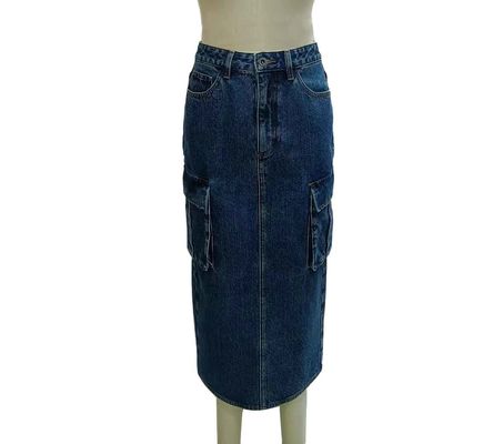 Chiếc váy denim màu đen với vòng eo cao để tạo ra một hình bóng ngọt ngào