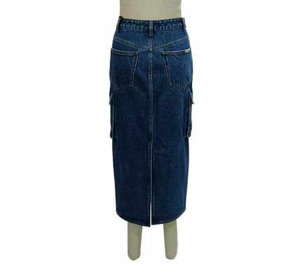 Chiếc váy denim màu đen với vòng eo cao để tạo ra một hình bóng ngọt ngào