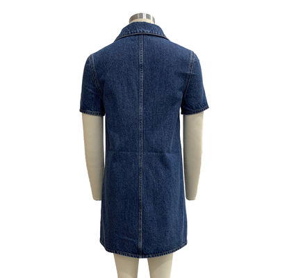 Chiếc cổ áo lapel và áo len tay ngắn cho một phong cách trơn tru nhưng bình thường