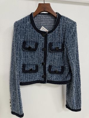 Classic Loose H-Shaped Cut Denim Blazer cho một hình bóng ngọt ngào