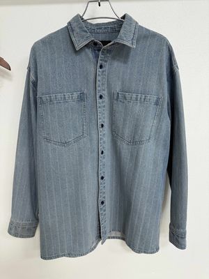 Áo denim cổ điển với các mẫu jacquard phong cách