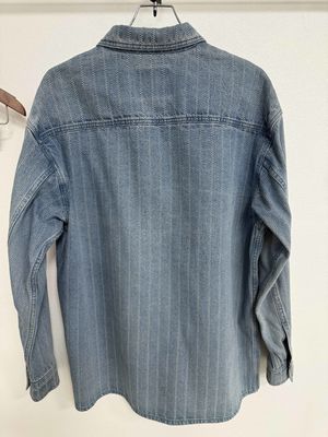 Áo denim cổ điển với các mẫu jacquard phong cách