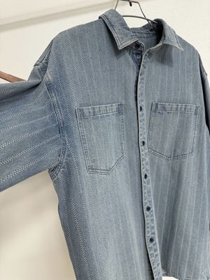 Áo denim cổ điển với các mẫu jacquard phong cách