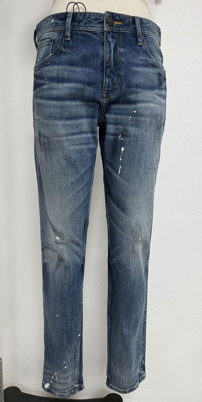 Giặt nặng và vintage mờ kết thúc denim đáy cho một cảm giác hoài niệm