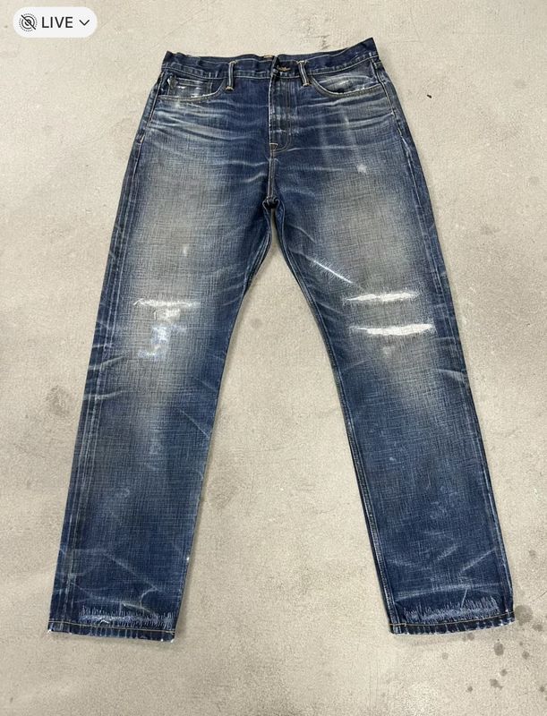 Classic Dark Wash Straight Leg Jeans với râu và mờ dần cho một cái nhìn cổ điển