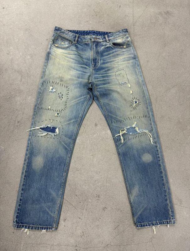 Giặt nhẹ đáy denim với nặng đau khổ cho một cái nhìn vintage gồ ghề