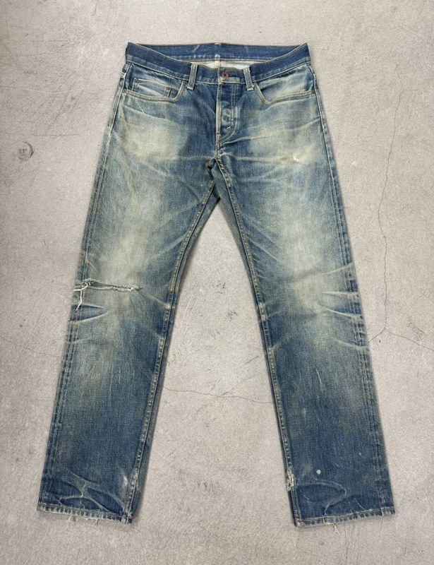 Đeo quần jean nhẹ với màu mờ nặng và râu cho một cái nhìn vintage cứng