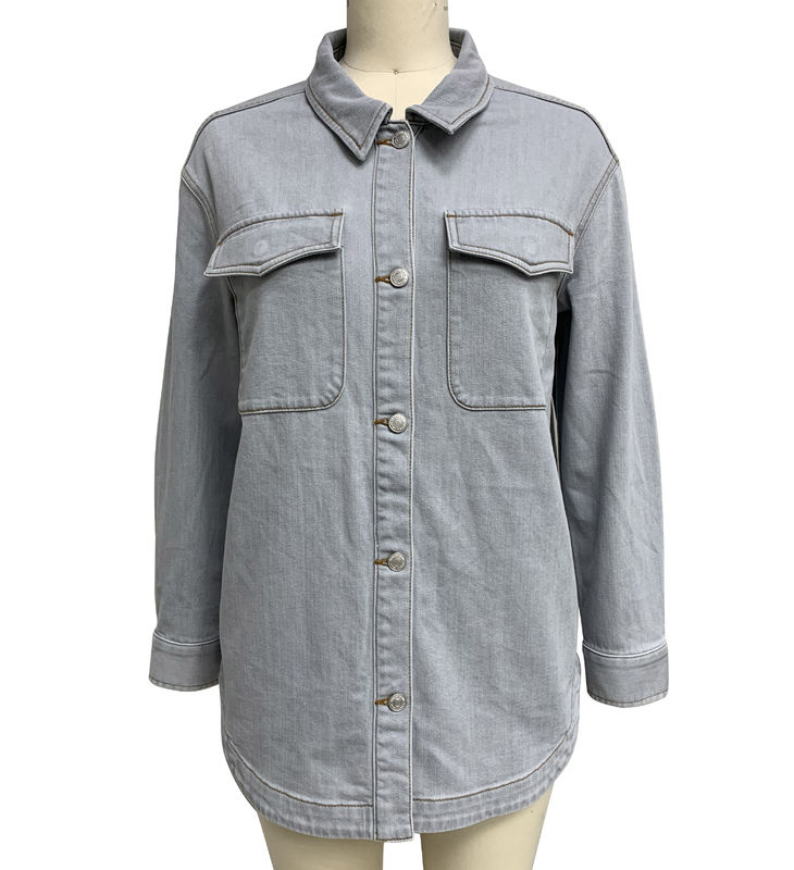 Chiếc áo denim kích thước lớn cho một phong cách thư giãn và dễ dàng