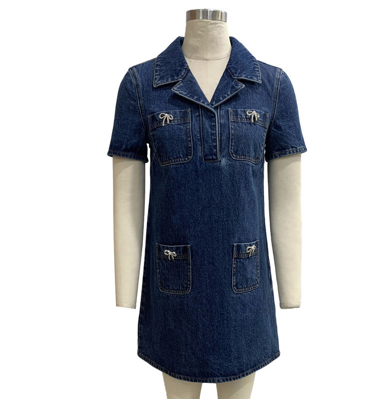 Chiếc cổ áo lapel và áo len tay ngắn cho một phong cách trơn tru nhưng bình thường